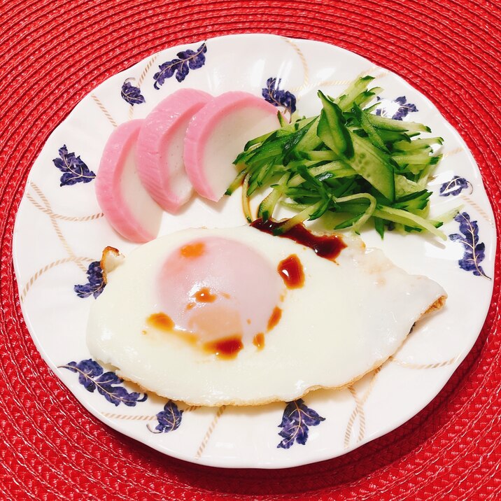 目玉焼きのお皿(野菜、かまぼこ)